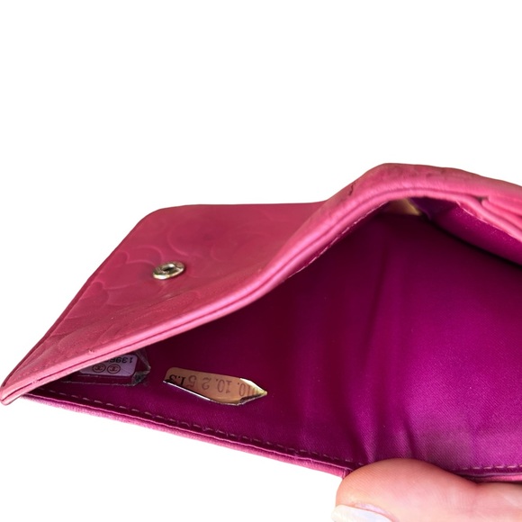 CHANEL camellia wallet in pink with raspberry interior. Hologram in tact. Chain. - Picture 9 of 9